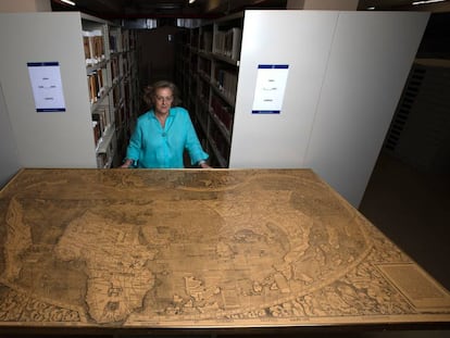 Carmen García posa con un facsímil del mapa de Waldseemüller. 