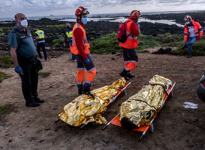 Cuerpos sin vida de dos inmigrantes que iban a bordo de la patera que naufragó el martes por la noche junto al muelle de Órzola, en Lanzarote.