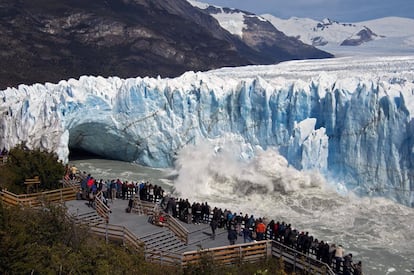 El glaciar Perito Moreno se rompe en pleno día y ante 2.000 personas. El fenómeno, en la Patagonia argentina, se produce cada cuatro o cinco años, cuando el hielo choca con la roca y el agua lo perfora.