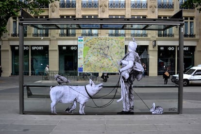 La obra 'Exode', del artista Levalet, en París en 2015.