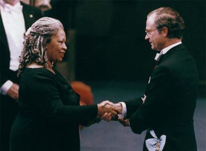 Toni Morrison, autora estadounidense, recibe el Nobel en 1993 de manos del rey Gustavo de Suecia.