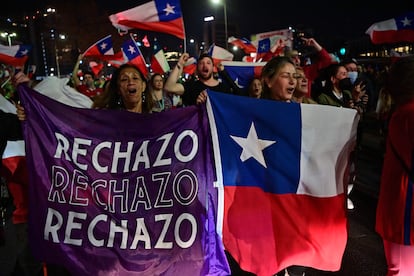 Chile le ha dicho que no a la nueva Constitución. La magnitud de la derrota ha tenido dimensiones épicas: 62% para el rechazo contra 38% del apruebo. En la imagen, un grupo de simpatizantes del rechazo a la nueva Constitución de Chile, este domingo en Santiago.