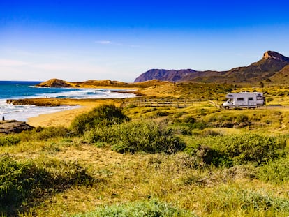 Una autocaravana en el interior del Parque Regional de Calblanque, el Monte de las Cenizas y la Peña del Águila, en la costa de la Región de Murcia.