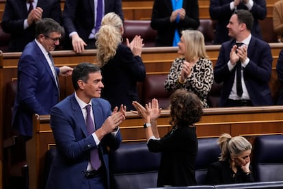 Pedro Sánchez y el grupo Socialista celebran la aprobación de la ley de amnistía, el jueves en el Congreso.