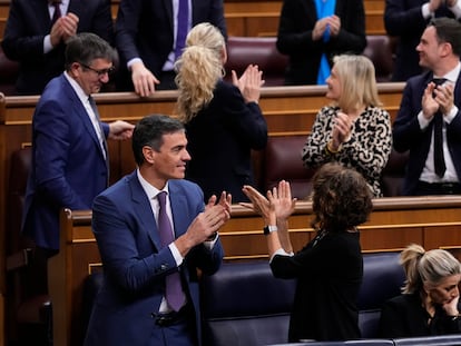 Pedro Sánchez y el grupo Socialista celebran la aprobación de la ley de amnistía, el jueves en el Congreso.