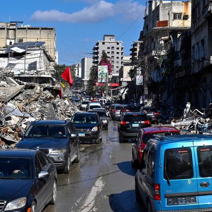 Nabatieh (Lebanon), 28/11/2024.- Displaced residents return to Nabatieh following a ceasefire deal between Israel and Hezbollah, in southern Lebanon, 28 November 2024. The 60-day ceasefire came into force on 27 November. (Lbano, Hizbul/Hezbol) EFE/EPA/WAEL HAMZEH
