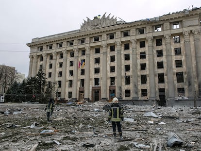 Ayuntamiento de Járkov, Ucrania, tras un bombardeo ruso.