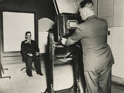 Weegee fotografiado en la comisaría de Station House, Nueva York, c.1936