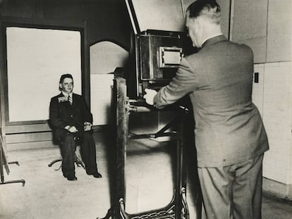 Weegee fotografiado en la comisaría de Station House, Nueva York, c.1936
