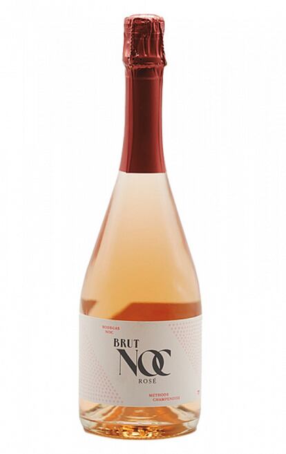 Noc Brut Rosé 2019 es la segunda añada que presenta Bodegas NOC de este vino especial tanto por su procedencia como por su composición, ya que se trata del primer brut rosado de los Montes de Toledo. Elaborado con uva tempranillo y elaborado mediante el método 'champenoise', destaca por su elegante finura, su marcado carácter varietal y su redondez en boca. Es obra de varios enólogos: Jaime Notó, creador del icónico Anna de Codorníu, Elena Rincón, directora técnica de la bodega y de Ignacio de Miguel, director de la bodega. Precio: 16.95 euros.