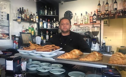 Javier Merino, en su bar de Griñón (Madrid).