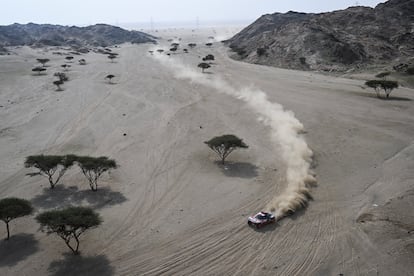 Carlos Sainz durante la etapa del Dakar este domingo.