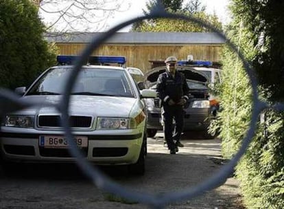 Un policía vigila la entrada de la casa de Josef Fritzl.