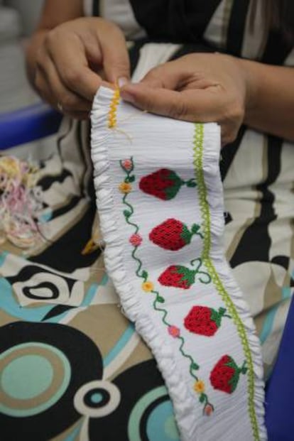 Fotografia que muestra a una mujer trabajando como "bordadora a domicilio" desde su hogar en San Salvador. Al menos 300 mujeres salvadoreñas realizan este oficio desde sus humildes hogares y sin ningún tipo de prestaciones para grandes empresas textiles que exportan sus productos hacia el exterior.
