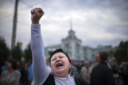 Una mujer celebra el resultado a favor de la independencia tras el referéndun celebrado en Lugansk, Ucrania.