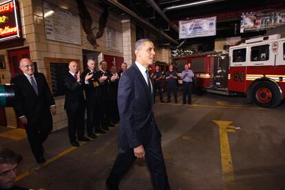 El presidente Obama llega al parque de bomberos en Times Square, acompañado por el exalcalde de Nueva York Rudy Giuliani.