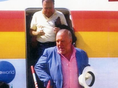 Los comisarios José Manuel Villarejo (abajo) y Olivera (detrás) a su llegada a Melilla, en 2015.