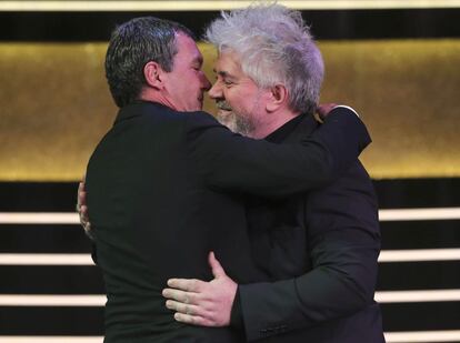 Antonio Banderas s'abraça amb el director manxec Pedro Almodóvar després de rebre el Goya d'Honor.