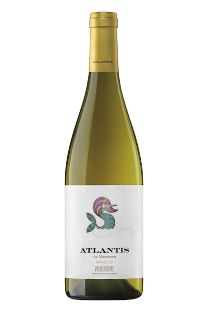 Blanco atlántico. Atlantis Godello 2017 es un vino tinto de la D.O. Valdeorras, elaborado por la bodega Maetierra. Se trata de un monovarietal de la uva godello, procedente de una zona de clima húmedo y marcada influencia atlántica. Los viñedos cuentan con más de 25 años y crecen mayoritariamente plantados en vaso. Forma parte de la colección de vinos Atlantis del grupo Vintae, al frente del cual está el enólogo Raúl Acha. Presenta un color amarillo pajizo, límpido y brillante, en nariz tiene notas afrutadas, de melocotón y manzana, a las que se añaden toques exóticos y frescos. En boca es estructurado y complejo, con un final amplio y equilibrado. Precio: 8,90 euros.
