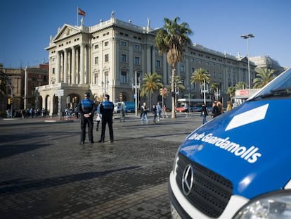 Dos polic&iacute;as portuarios en la zona de Col&oacute;n vac&iacute;a de manteros