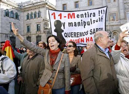 Concentración en Barcelona de la Asociación Víctimas del Terrorismo (AVT), que ha convocado manifestaciones silenciosas a las puertas de todos los ayuntamientos españoles para "exigir al Gobierno que vuelva al Pacto por las Libertades y contra el Terrorismo". Los tres minutos de silencio han sido aprovechados por decenas de personas en Madrid o en Córdoba para proferir gritos contra el Ejecutivo y su jefe, José Luis Rodríguez Zapatero.