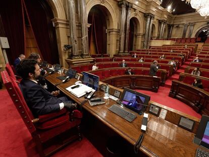 El presidente del Parlament, Roger Torrent, escucha la intervención de Quim Torra el pasado abril.