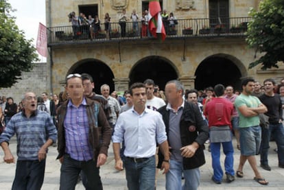 Carlos García, concejal del PP en Elorrio, sale escoltado del Ayuntamiento, el sábado pasado.