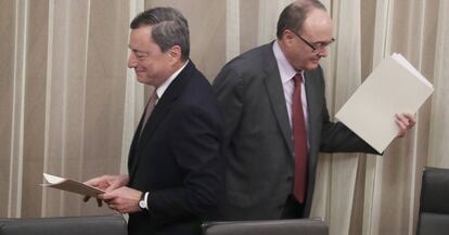 Mario Draghi, presidente del BCE (izquierda) y Luis Linde, gobernador del Banco de España.