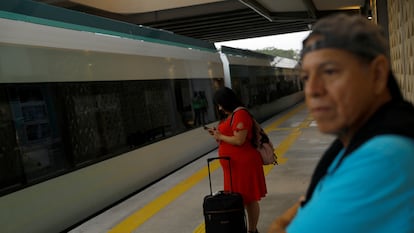 Pasajeros esperan para abordar el Tren Maya en Campeche, México, 16 de diciembre.
