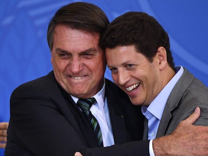El presidente Bolsonaro abraza a Salles en febrero durante un acto para atraer inversión privada para preservar la Amazonia.