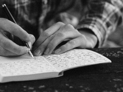 Imagen de un hombre escribiendo. 