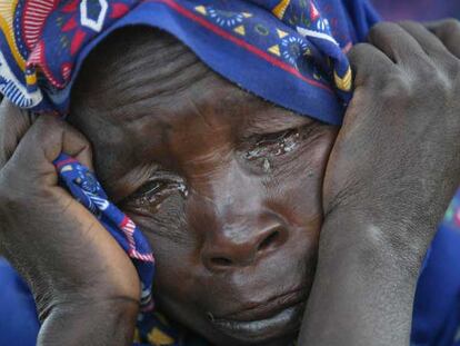 Una refugiada sudanesa llora tras llegar a Bahai, en la frontera con Chad, tras huir de Darfur.