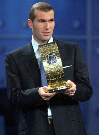 Zidane recoge el Fifa World Player en 2003