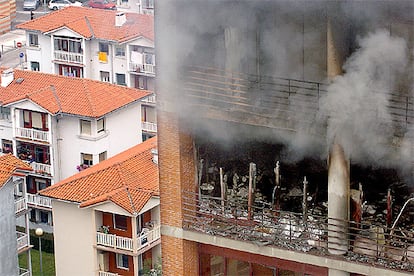 La Diputación de Guipúzcoa, que califica lo sucedido de "hecho relevante" y "penoso", descarta el móvil terrorista y apunta a la delincuencia común. "La forma de materializar el incendio lleva a descartar acciones más o menos organizadas por grupos, porque los métodos son rudimentarios, elementales", añade, para explicar que se usó un sistema tan casero como apilar "papeles en distintos sitios". En la foto, la séptima planta, todavía humeante.