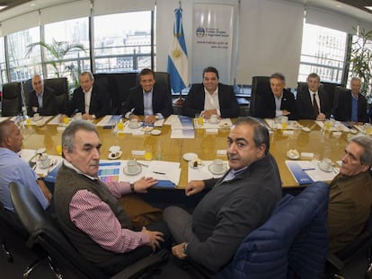 La c&uacute;pula de la CGT reunida con miembros del gabinete de Macri en el Ministerio de Trabajo, el  2 de septiembre.