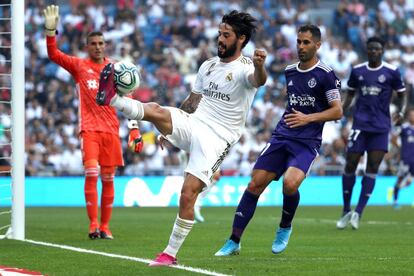 El jugador del Real Madrid Francisco Alarcón 'Isco' controla el balón durante el partido.