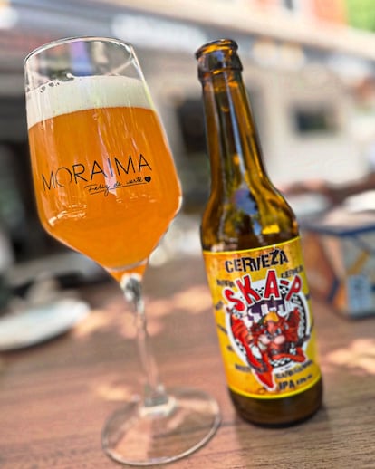 Cerveza con ADN vallecano elaborada por el batería de la conocida banda del barrio madrileño en el bar Moraima