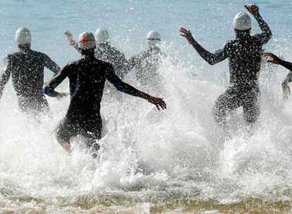 Un grupo de atletas inician la prueba de natación del Campeonato de España de Triatlón, ayer, en la playa de Caranza.