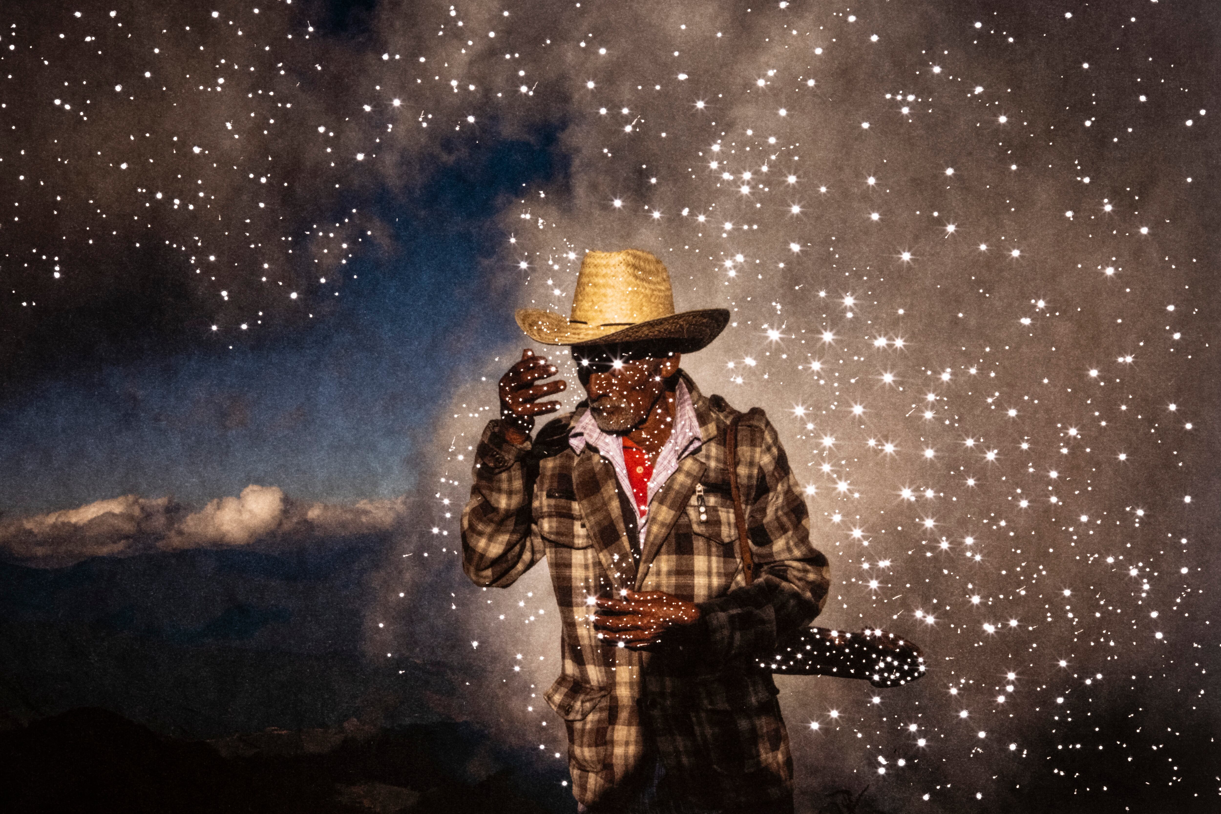 'Abuelo Estrella'. Un anciano Na Savi participa en la festividad de cada 31 de diciembre en el que conmemoran el final y el inicio de un ciclo en el cerro de Garza. Imagen captada el 31 de diciembre de 2021 y manipulada con posterioridad por la fotógrafa.