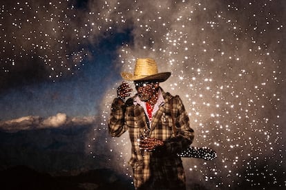 'Abuelo Estrella'. Un anciano Na Savi participa en la festividad de cada 31 de diciembre en el que conmemoran el final y el inicio de un ciclo en el cerro de Garza. Imagen captada el 31 de diciembre de 2021 y manipulada con posterioridad por la fotógrafa.