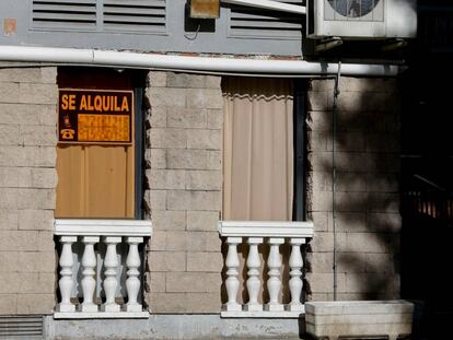 Vista de un cartel de alquiler en un piso de Madrid.