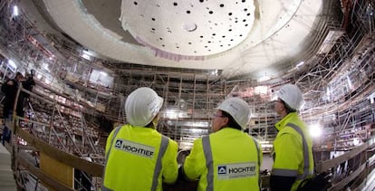 Empleados de Hochtief en una obra que la constructora de ACS ejecuta en Hamburgo (Alemania). EFE