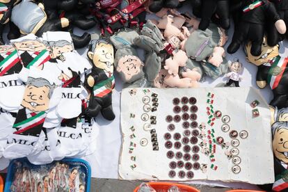 Muñecos y adornos del presidente Andrés Manuel López Obrador en el Zócalo de la Ciudad de México.
