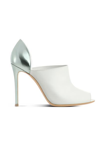 Gianvitto Rossi nos presenta este zapato de tacón blanco y plateado, perfecto para un día templado de otoño. (490 euros)