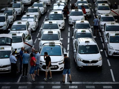 Varios taxistas bloquean el Paseo de la Castellana en Madrid, este martes.