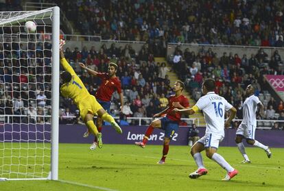 Al larguero Montoya. El palo evitó en varias ocasiones el empate español.