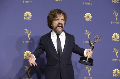 Peter Dinklage, amb el seu premi Emmy per 'Joc de trons'.