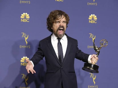 Peter Dinklage, amb el seu premi Emmy per 'Joc de trons'.