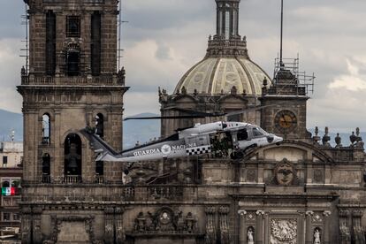 La Guardia Nacional ha encabezado este desfile. Esta es la primera vez en la historia de esta conmemoración que este cuerpo armado avanza en la vanguardia. En la imagen, un helicóptero de la Guardia Nacional sobrevuela el Zócalo de Ciudad de México. 