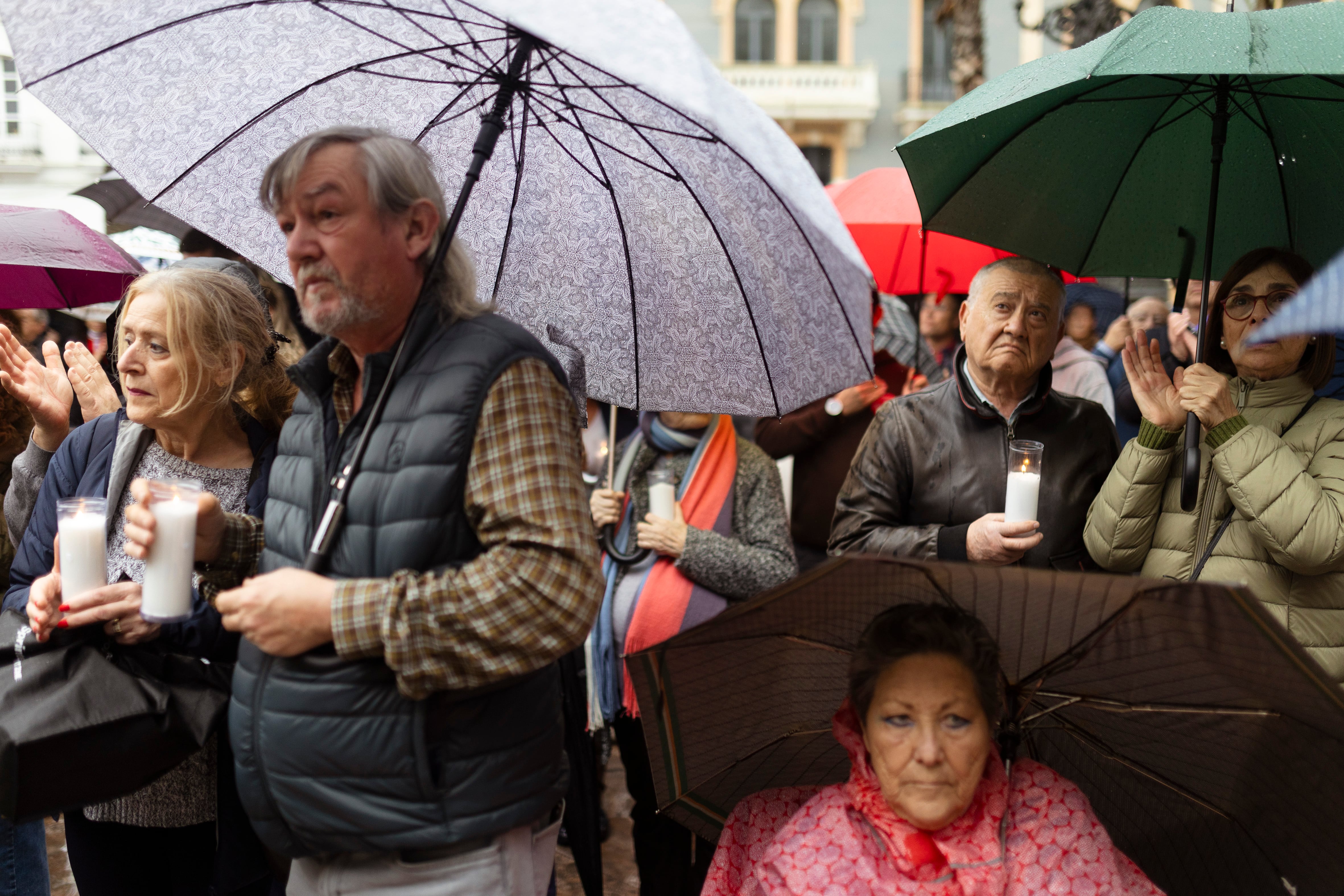 Las víctimas del choque de trenes en Adamuz portan velas durante la concentración celebrada tras la manifestación de este viernes en Huelva.